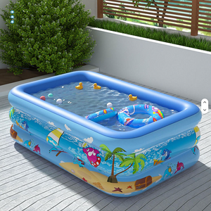 Piscină umplută cu apă